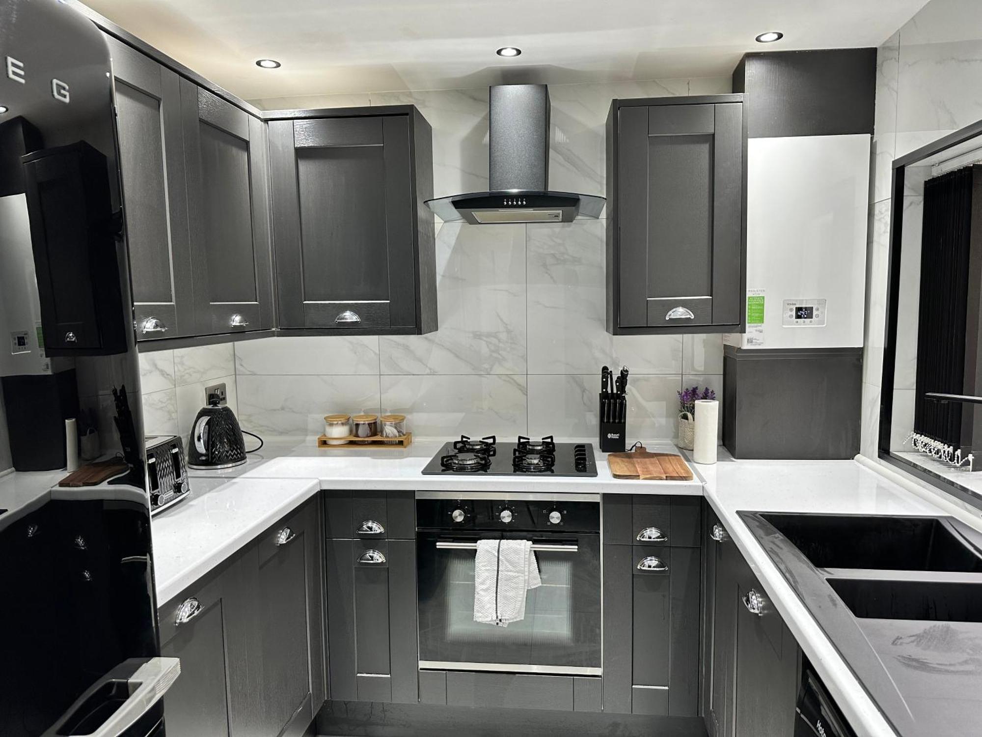 4 Bed 4 Bath House With Free Parking, 5 Mins To Lfc And 15 Mins To City Centre Liverpool Eksteriør bilde